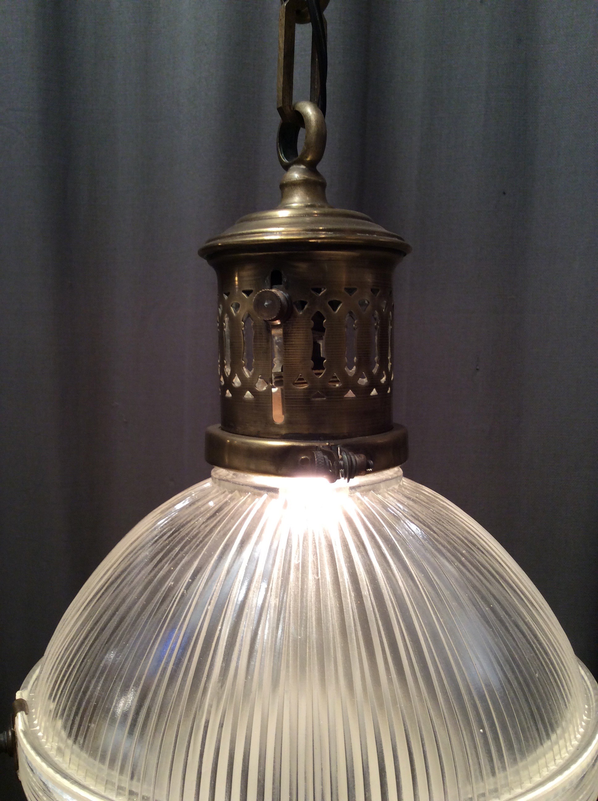 Ancienne suspension Holophane Luminaires Guy Laurent Setruk Antiquités