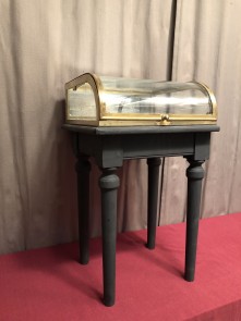 Ancienne petite vitrine de magasin.
