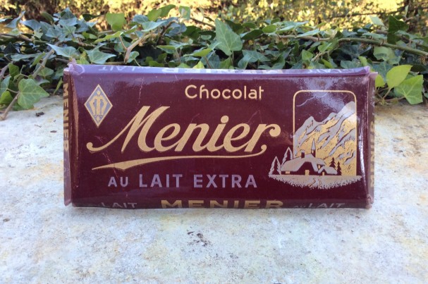 Anciennes tablettes de chocolat factices.