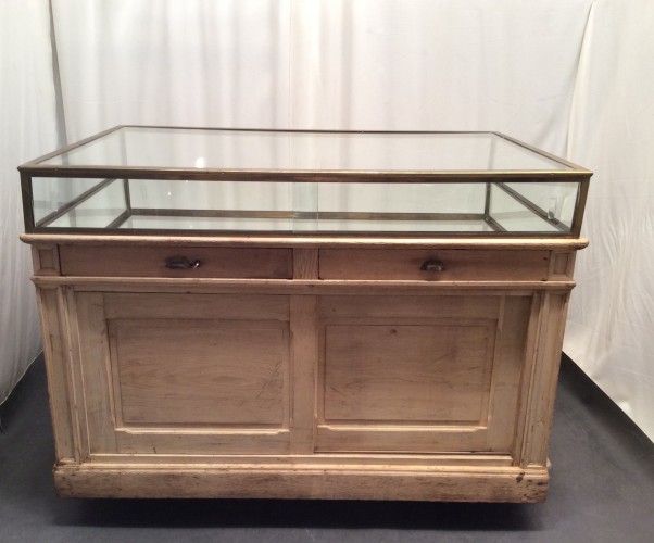 Ancien meuble vitrine de magasin.