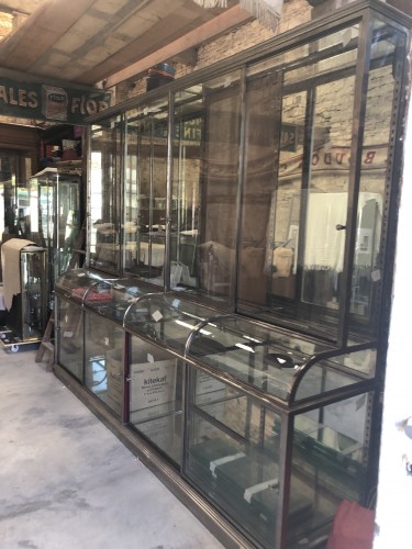 Grande vitrine ancienne de magasin.(réservée)