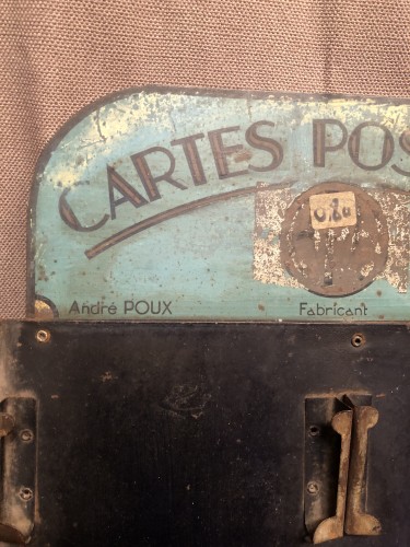 Ancien Présentoir mural à cartes postales.