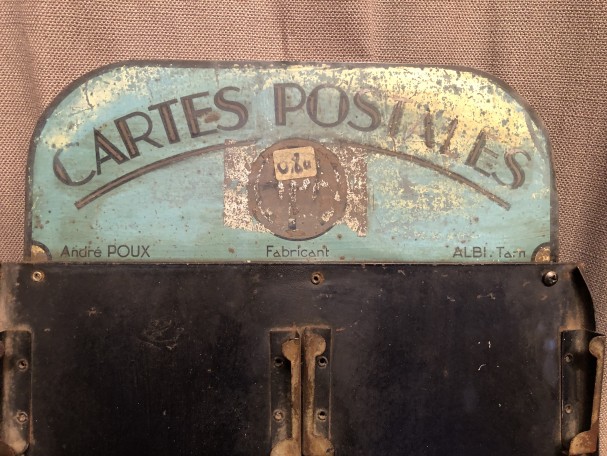 Ancien Présentoir mural à cartes postales.