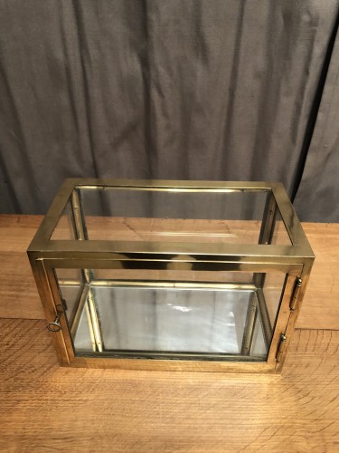 Ancienne très petite vitrine de présentation.