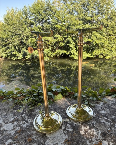 Paire de supports d'étagère.