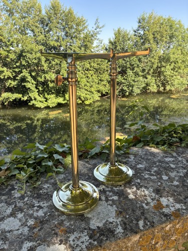 Paire de supports d'étagère.