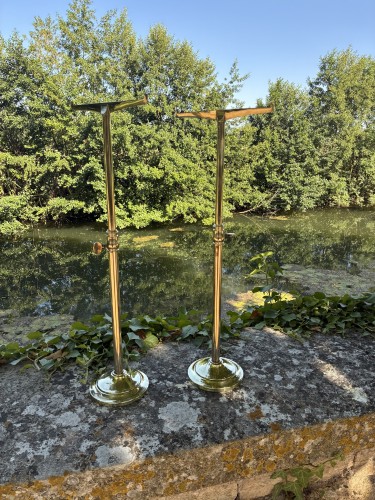 Paire de supports d'étagère.