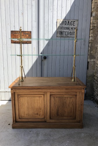 Ancien meuble de magasin.
