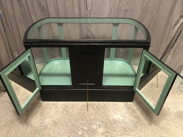 Ancien meuble comptoir vitrine de magasin.