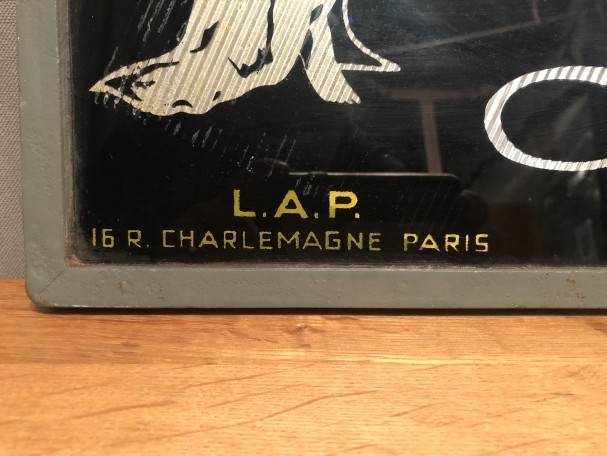 Ancienne enseigne de lingerie féminine.