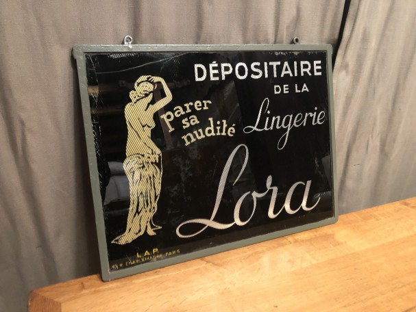 Ancienne enseigne de lingerie féminine.