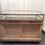 Ancien meuble vitrine de magasin.