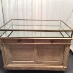 Ancien meuble vitrine de magasin.