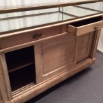 Ancien meuble vitrine de magasin.