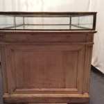 Ancien meuble vitrine de magasin.