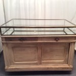 Ancien meuble vitrine de magasin.