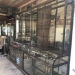 Grande vitrine ancienne de magasin.(réservée)