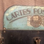 Ancien Présentoir mural à cartes postales.