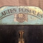 Ancien Présentoir mural à cartes postales.
