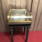 Ancienne petite vitrine de magasin.