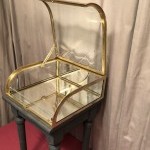 Ancienne petite vitrine de magasin.