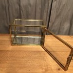 Ancienne très petite vitrine de présentation.