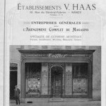 Exceptionnelle paire de vitrines anciennes de magasin de luxe.