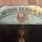 Ancien Présentoir mural à cartes postales.