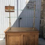 Ancien meuble de magasin.