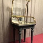 Ancienne petite vitrine de magasin.