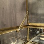 Ancienne petite vitrine de magasin.