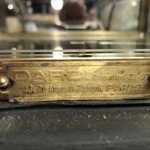 Ancienne petite vitrine de magasin.