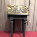 Ancienne petite vitrine de magasin.