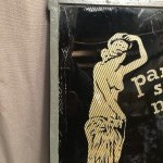 Ancienne enseigne de lingerie féminine.