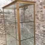 Grande vitrine ancienne de magasin.
