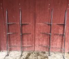 Anciens montants pour étagères de magasin.