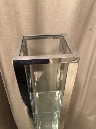 Ancienne vitrine colonne.