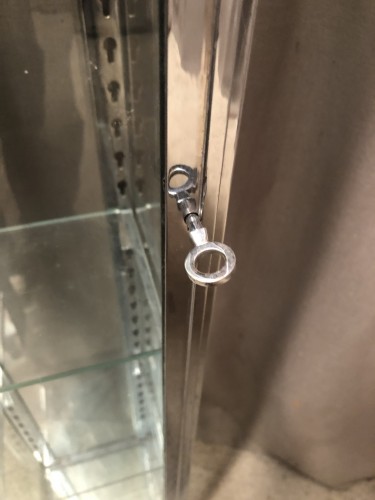 Ancienne vitrine colonne.