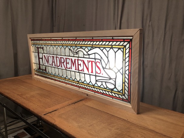 Ancienne enseigne de magasin.