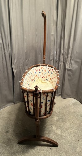 Grand berceau ancien.