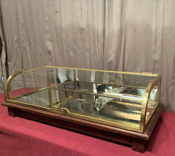 Ancienne vitrine de comptoir.