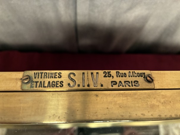 Ancienne vitrine de comptoir.