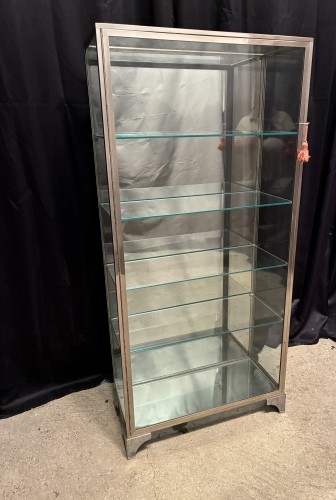 Ancienne vitrine de magasion sur pied.