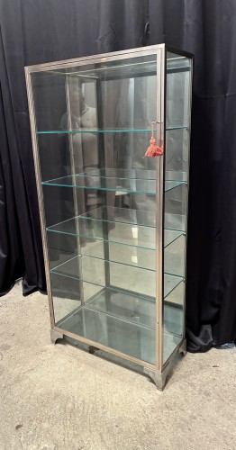 Ancienne vitrine de magasion sur pied.
