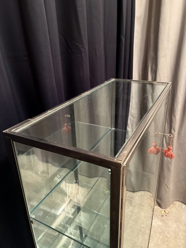 Ancienne vitrine de magasion sur pied.