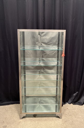Ancienne vitrine de magasion sur pied.