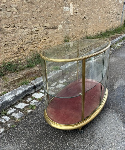 Ancienne vitrine de milieu, comptoir de magasin.