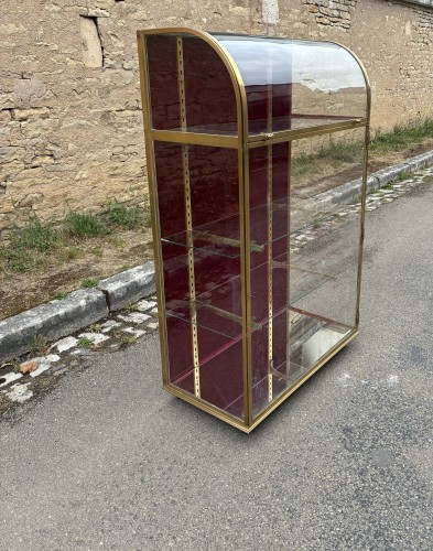 Grande vitrine ancienne de magasin luxueuse, collectionneur, salon.