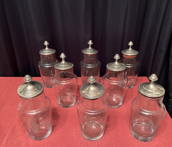 Suite de huit flacons, bocaux de confiserie.