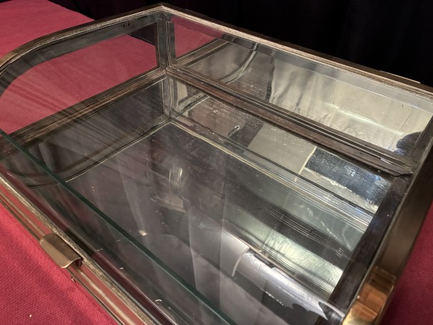 Ancienne petite vitrine de comptoir de magasin.